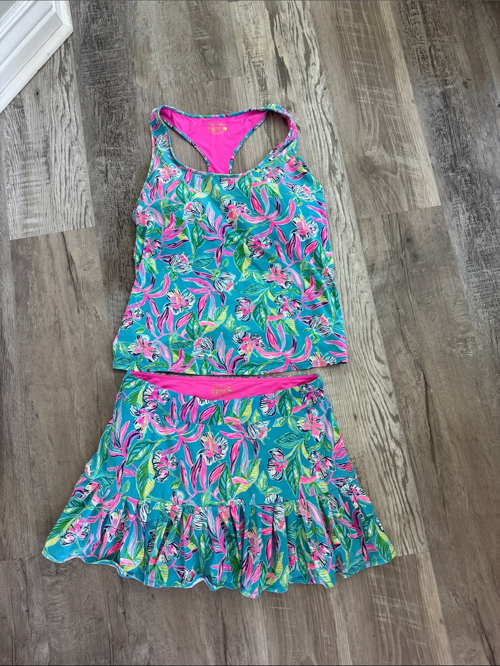 Lilly Pulitzer athletic set matching tank top (tear) and skort  size large.